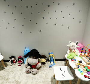 Çocuk diş kliniğinde çocuklar için eğlenceli oyun alanı ve bekleme salonu