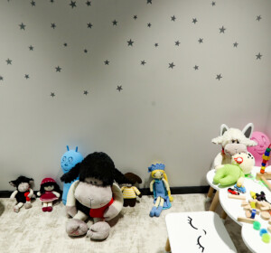 Çocuklar için özel olarak tasarlanmış diş tedavi koltuğu ve ortamı